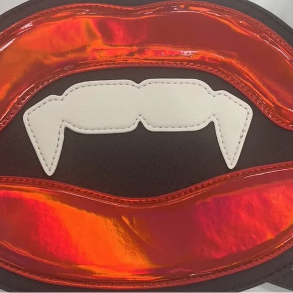 Mad Engine Red Lip Crossbody Bag Halloween Theme Vampire Fang - Picture 6 of 10
